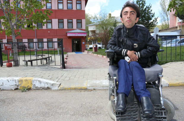 Tekerlekli sandalyeyle 23 kilometre yaptı