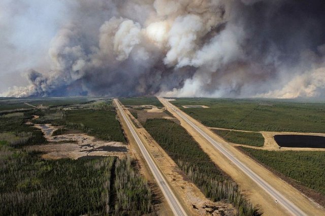 Kanada'da dev yangın petrol tesisine doğru ilerliyor