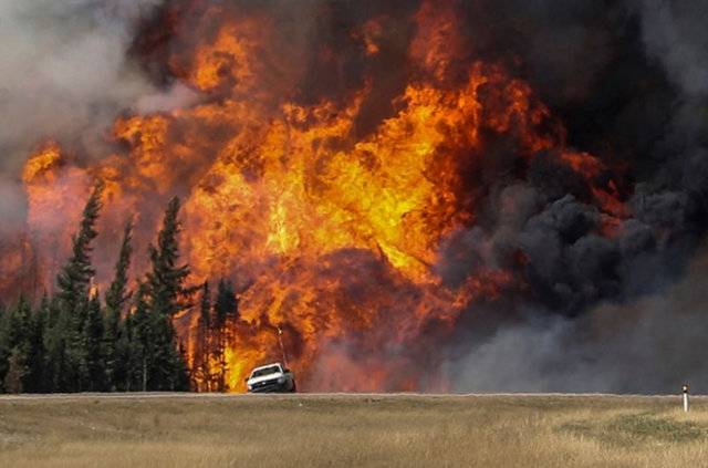 Kanada'da dev yangın petrol tesisine doğru ilerliyor