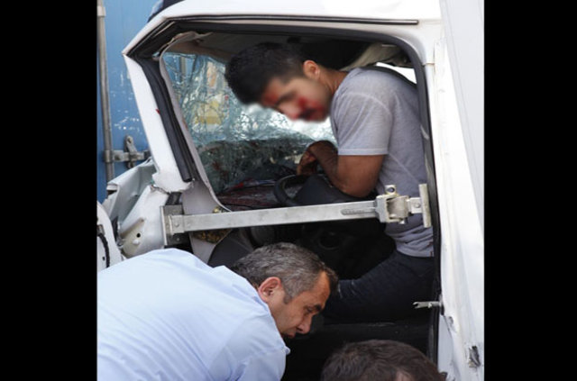 Mersin'de kamyonette sıkışan sürücü kurtarıldı