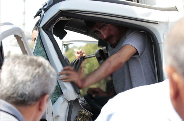 Mersin'de kamyonette sıkışan sürücü kurtarıldı