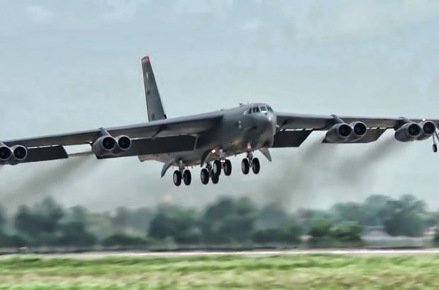 Guam Adası'nda ABD'nin B-52 bombardıman uçağı düştü