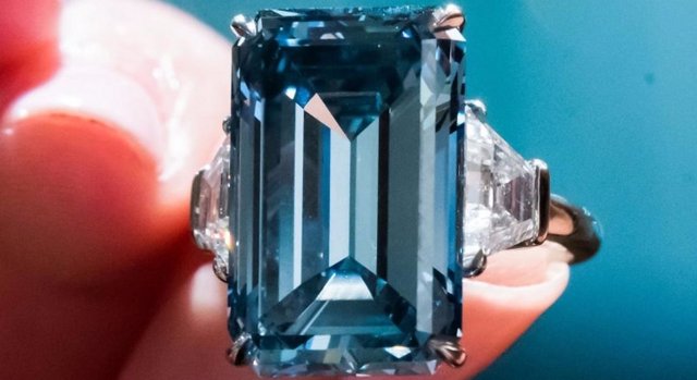 Dünyanın en pahalı yüzüğü rekorunu 'mavi elmas' kaptı
