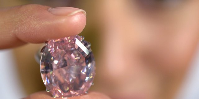 Dünyanın en pahalı yüzüğü rekorunu 'mavi elmas' kaptı