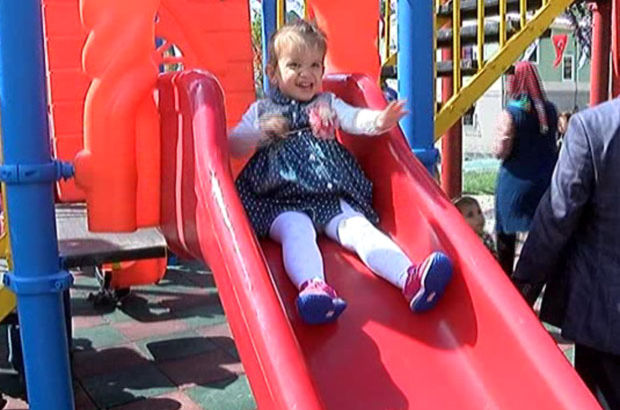 Şehit Yaşar Yeniören'in kızları babalarının adının verildiği parkta oyun oynadı