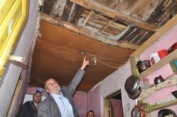 Tokat'ta yaşadıkları evin tavanı çökmek üzere