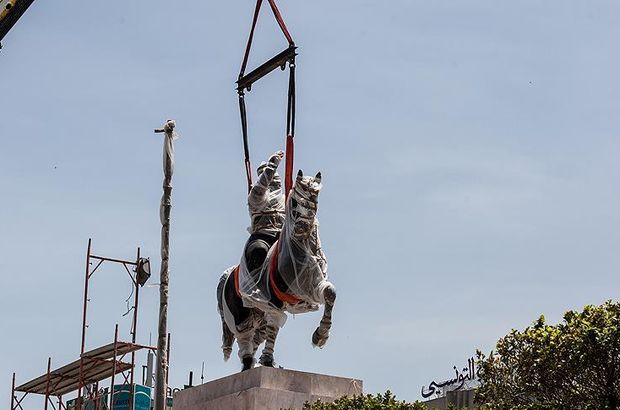 Tunus'ta Burgiba heykeli 29 yıl sonra eski yerine taşındı