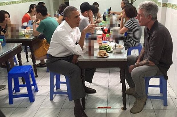 Obama ve Bourdain Vietnam'da 6 dolara yemek yedi