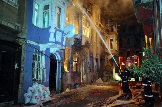 Beyoğlu'nda 4 katlı bina alev alev yandı