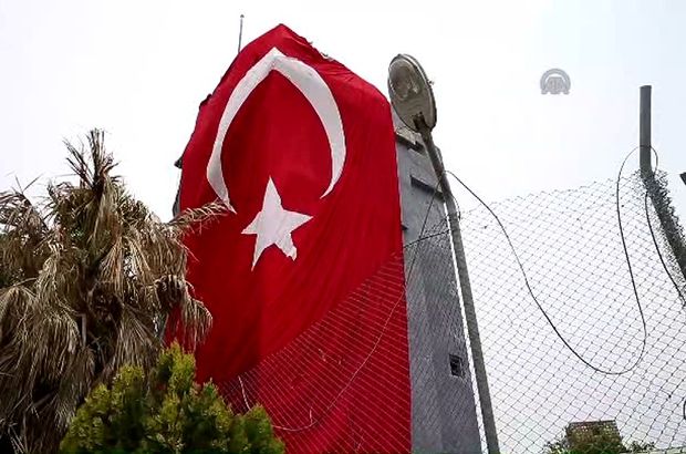 Mardin'de Anıtlı Jandarma Karakolu'na dev Türk bayrağı asıldı