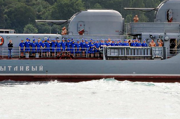 Rus savaş gemisi İstanbul boğazından Rus kadın askerleri ile geçti