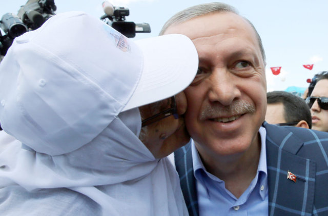 Erdoğan'ın Diyarbakır ziyaretinde şehit annesinden yakın ilgi