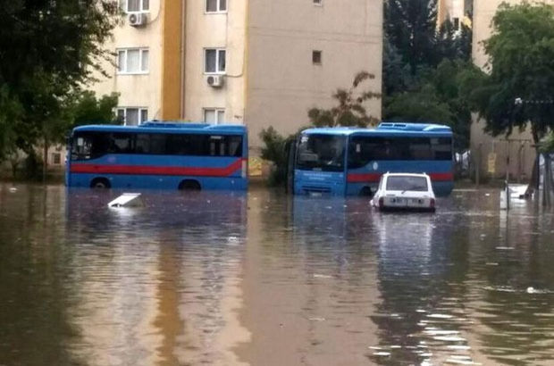 Adana'da sağanak yağmur, su baskınlarına neden oldu