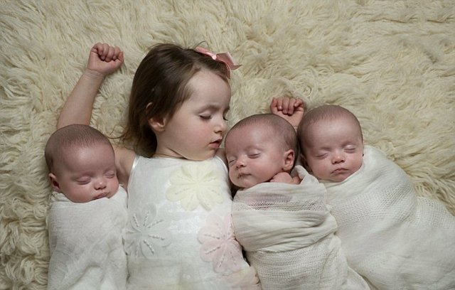Becki-Jo Allen'in bebekleri Roma, Rocco ve Rohan birbirinin aynısı