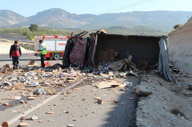 Mersin'de çömlek yüklü kamyon devrildi: 2 ölü, 1 yaralı
