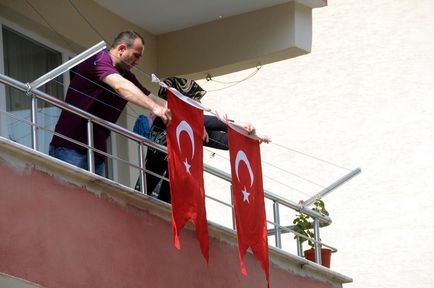Piyade Uzman Çavuş Okan Korkut'un ailesinin yaşadığı mahallede komşular evin balkonlarına Türk bayrakları astı