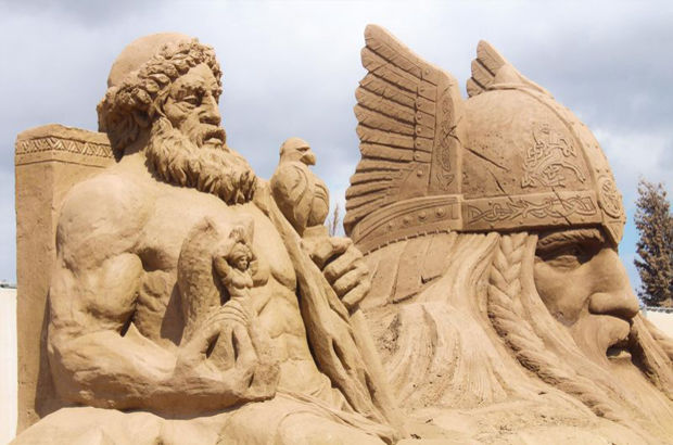 Mitolojik kahramanlar kumda hayat buldu