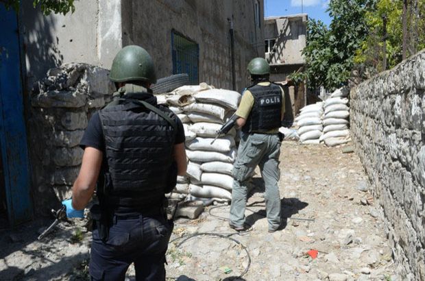 Şırnak'ta bir evde çok sayıda patlayıcı ele geçirildi