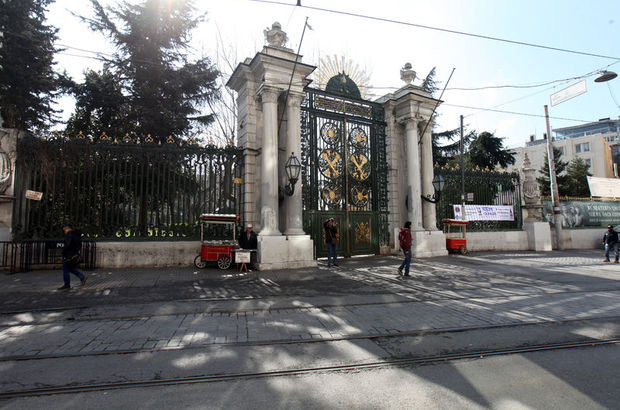 Galatasaray Lisesi Muduru Meral Mercan A Ogrenciler Den Is Ilanli Protesto Gundem Haberleri
