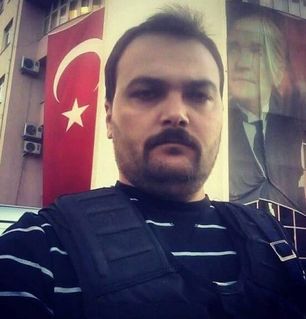 27 yaşındaki şehit polis Ökkeş Özdemir'in evli olduğu ve 8 aylık Alptuğ isimli bir çocuğu olduğu, 2 aydır da Midyat'ta görev yaptığı öğrenildi.