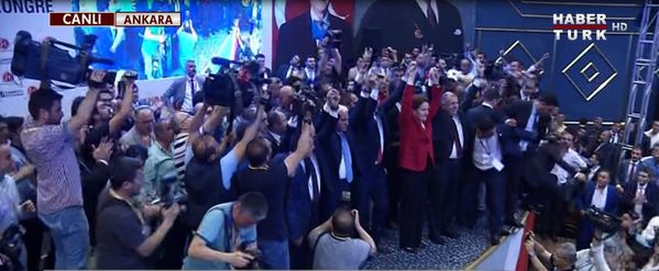 Kongrede Genel Başkan adayları ise el ele sahneye çıkarak delegeleri selamladı.
