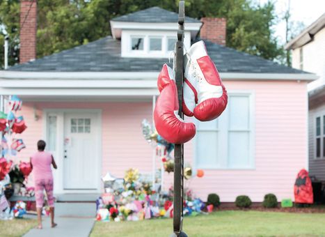 Louisville’de Ali’nin doğduğu ev, ölüm haberinin ardından sevenleri tarafından ziyaretçi akınına uğradı.