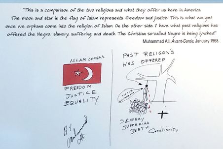 Müzede Ali'nin kendi çizimlerinden oluşan bir köşe de var. 1968’de yaptığı bir çizimde Ali, “Eski dinim” dediği Hıristiyanlık ile İslam’ın kendisine sunduklarını karşılaştırıyor. Ali Türk bayrağına yakın bir çizimle sembolize ettiği İslam için “Özgürlük, adalet ve eşitlik” ifadesini kullanırken, Hıristiyanlığı “Kölelik, çile ve ölüm” olarak tanımlıyor.
