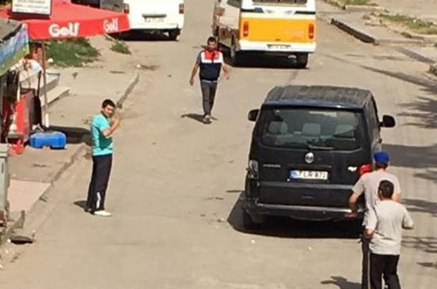 Zonguldak'ın Ereğli ilçesinde bir kişi saldırgana çarpıp, babasının hayatını kurtardı