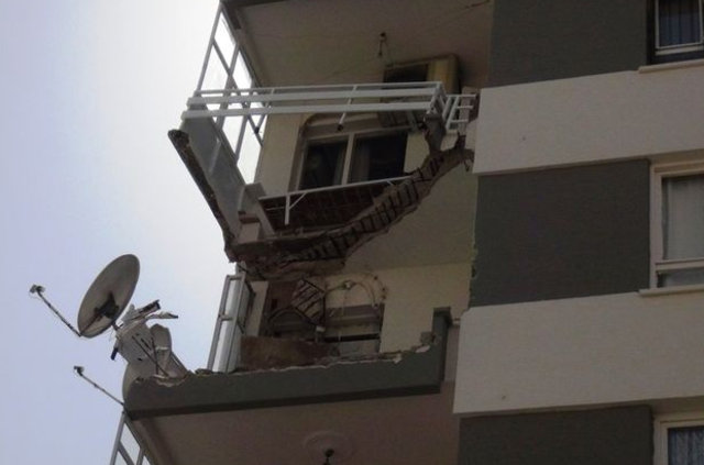 Çöken balkon işçinin üzerine düştü