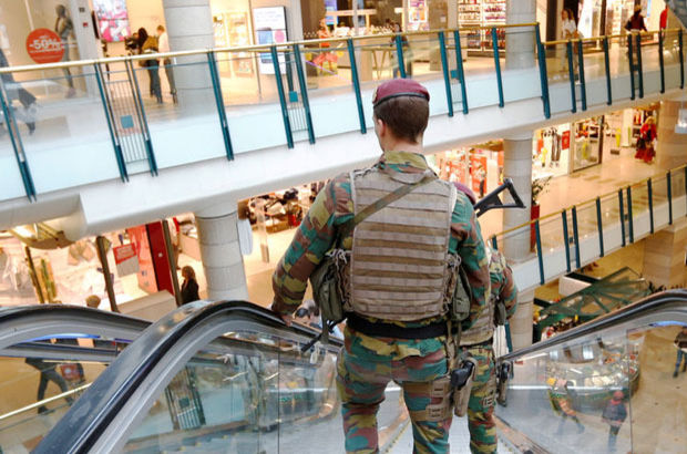 Brüksel'de alışveriş merkezi yakınlarında şüpheli kişi yakalandı