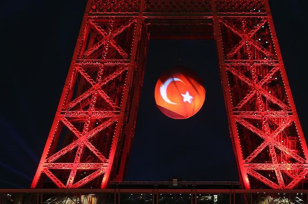 Eyfel kulesi yeniden Türk bayrağına büründü