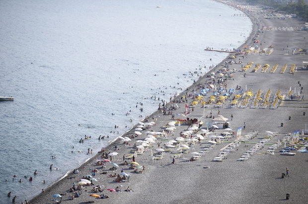 Antalya'nın plajları yerli yabancı turist akınına uğradı