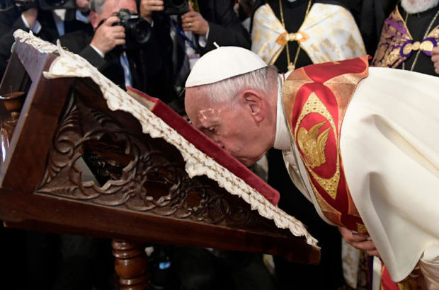 Papa Ermenistan'da 