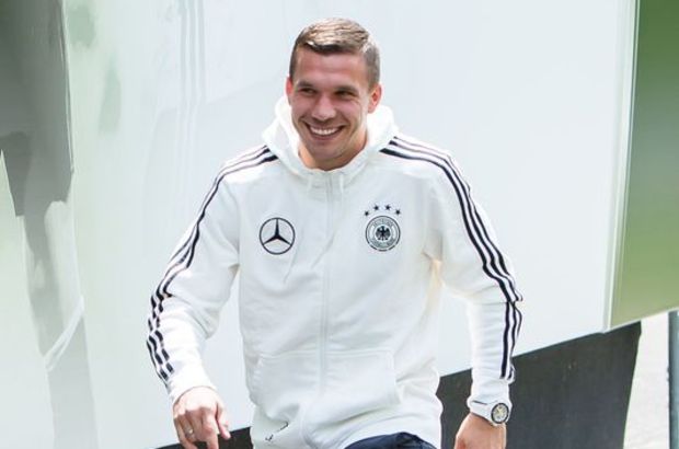 Lukas Podolski mesafe tanımadı