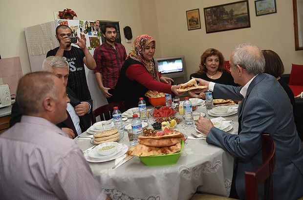 Kemal Kılıçdaroğlu, bir apartman görevlisinin evinde iftar yaptı