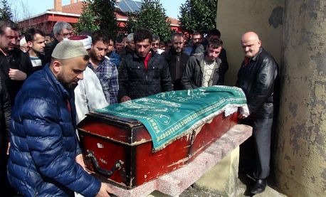 Zonguldak'ın Kilimli ilçesinde çıkan silahlı kavgada yaşamını yitiren Nevzat Temel'in cenazesi, toprağa verildi. 