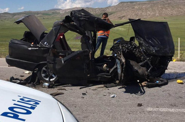 Sivas'ta TIR ile otomobil çarpıştı: 2 ölü