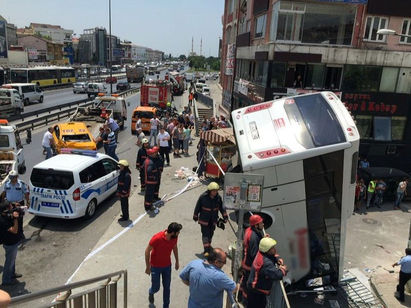 D-100 Karayolu Sefaköy Yanyolda kontrolden çıkan servis otobüsü yol kenarında bekleyen taksilere çarptıktan sonra bariyerleri aşarak devrildi