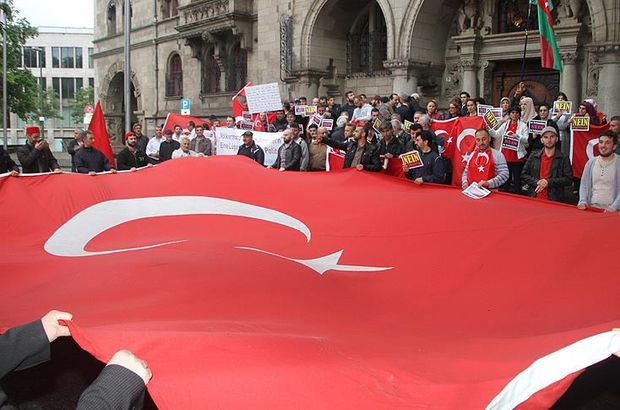 Duisburg'ta yaşayan Türkler Ermeni kararını protesto etti