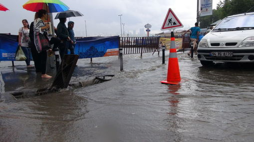 Üsküdar'da etkili olan sağanak yağış sürücülere ve vatandaşlara zor anlar yaşattı.