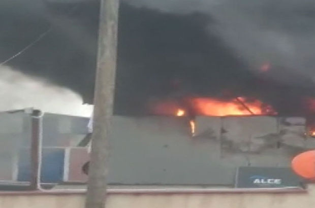 SON DAKİKA: Halı saha çimi üreten fabrikada korkutan yangın
