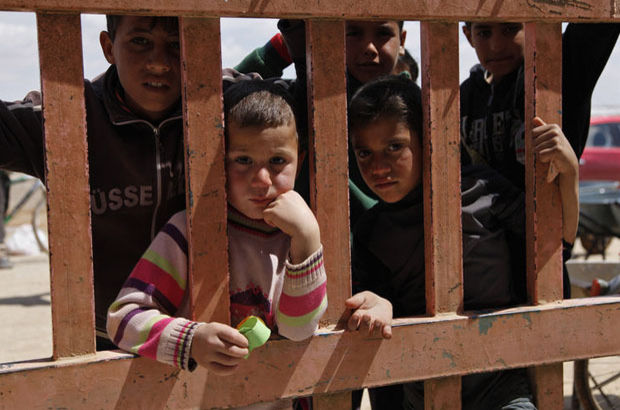 "On binlerce Suriyeli çölde aç ve susuz" 
