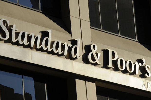 Standard & Poor's AB'nin kredi notunu indirdi