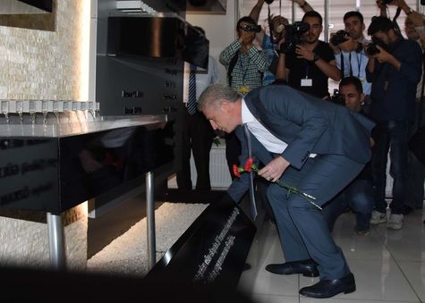 Sivas Valisi Davut Gül ve Belediye Başkanı Sami Aydın Madımak Oteli'ne karanfil bıraktı