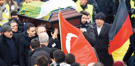 Tuğçe’nin duvaklı tabutu Türk ve Alman bayraklarıyla uğurlanmıştı.