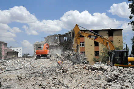 Yüksekova'da 30 Mayıs'ta sona eren operasyonlar 13 Mart'ta başlamıştı... Sokağa çıkma yasağının sona ermesinin ardından ağır hasar gören binaların enkazları ilçe dışına çıkarılmaya başlandı