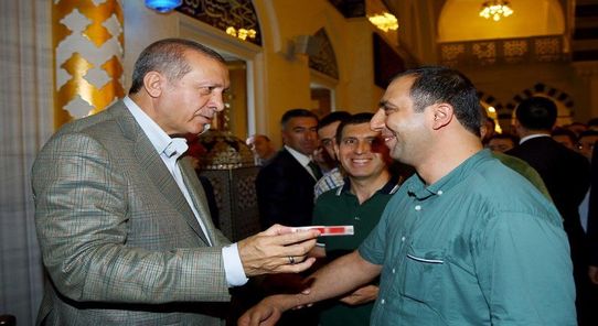 Sigara karşıtlığıyla bilinen Cumhurbaşkanı Erdoğan, kendisiyle bayramlaşan bir vatandaşın sigarasını alarak sigarayı bırakma sözü aldı.