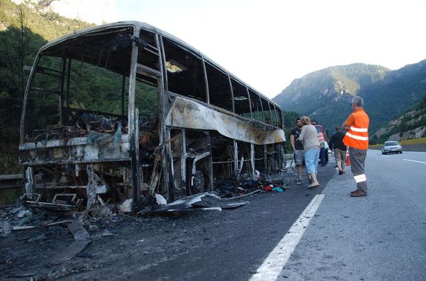 Tarsus Ta Yolcu Otobusu Alev Alev Yandi Olen Ya Da Yaralanan Yok Gundem Haberleri
