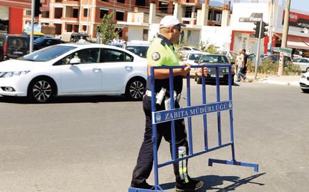 Trafik polisleri, Akçay’da durma noktasına gelen trafik yüzünden zaman zaman beldeye araç girişine barikat kurarak izin vermedi.