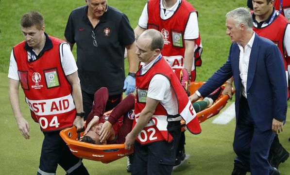 Ronaldo sahayı sedyeyle gözyaşları içinde terk etti